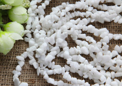 Крошка (галтовка) каменная 039 5-9мм Агат белый имит. (камни) (длинная нить прим. 90см)