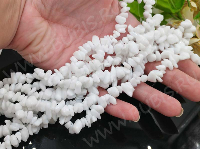 Крошка (галтовка) каменная 039 5-9мм Агат белый имит. (камни) (длинная нить прим. 90см)