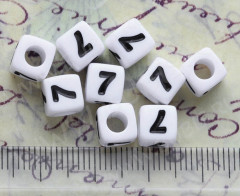 Бусина кубик 7*6,5мм с цифрой &quot;7&quot; бело-чёрный непрозрачный (акрил)