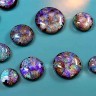 Кабошон Фьюзинг 048 Круглый 15-21мм Дихроик на черном Синий-розовый-зеленый Узор круг HAM Купить Кабошон Фьюзинг 048 Круглый 15-21мм Дихроик на черном Синий-розовый-зеленый Узор круг HAM с доставкой по России