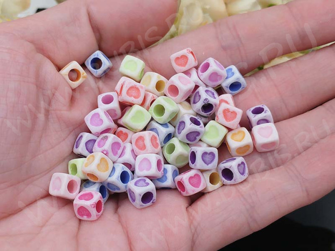 (СКИДКИ!!!) Бусина акриловая Кубик 12 6,5*6,5*6мм матовый МИКС с сердечками бело-цветной непрозрачный (акрил) (50шт.)