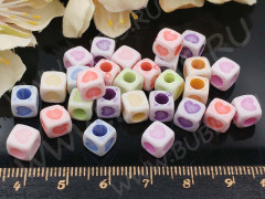 (СКИДКИ!!!) Бусина акриловая Кубик 12 6,5*6,5*6мм матовый МИКС с сердечками бело-цветной непрозрачный (акрил) (50шт.)