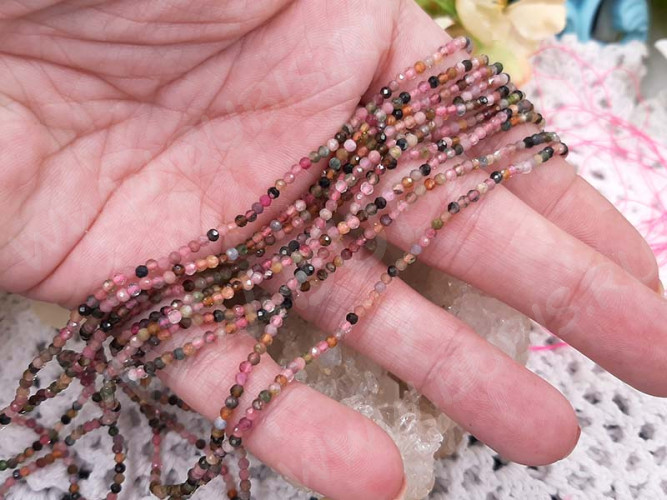 (ОПТ) Бусина округлая ГРАНЁНАЯ "каменный бисер" 2мм Турмалин натуральный (камни LUX) (НИТЬ)