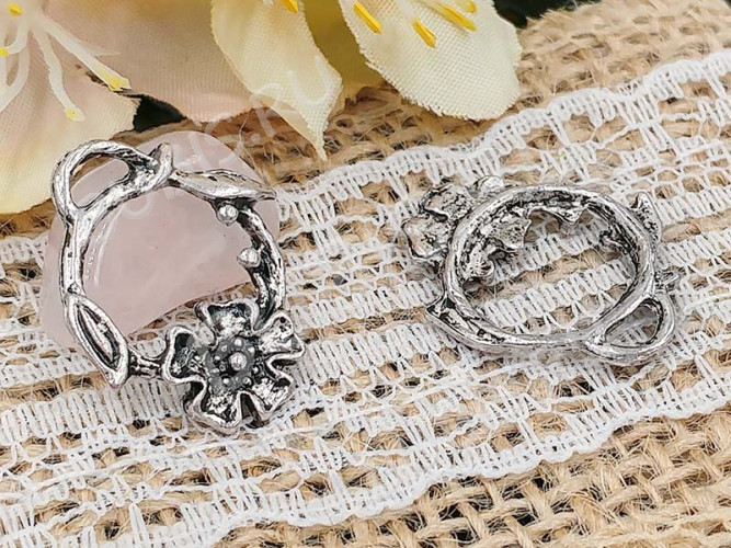 Подвеска Круг 05 с цветком и листиком 20,5*16*2мм античное серебро (литьё)