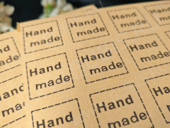 Этикетка 02 наклейка Hand Made лист 110*110мм (каждая наклейка 2,5*2,5см) св.коричневые (крафт бумага) (упаковка и хранение)