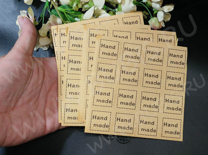 Этикетка 02 наклейка Hand Made лист 110*110мм (каждая наклейка 2,5*2,5см) св.коричневые (крафт бумага) (упаковка и хранение)