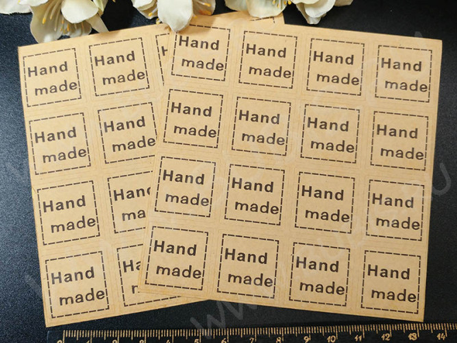 Этикетка 02 наклейка Hand Made лист 110*110мм (каждая наклейка 2,5*2,5см) св.коричневые (крафт бумага) (упаковка и хранение)