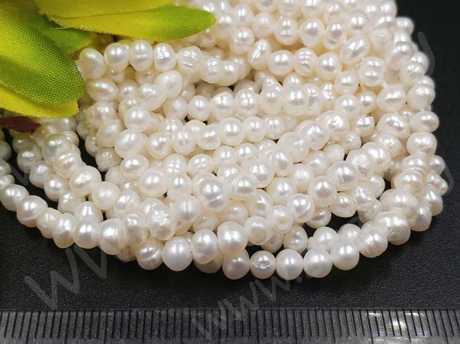 (ОПТ) Бусина Жемчуг 31 пресноводный фриформ 4-5мм белый натуральный (камни) (нить 34-35см)