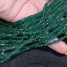 Купить (ОПТ) Бусина кристалл гранёный Кубик 2,5*2,5*2мм изумрудный прозрачный (имитация Сваровски) (НИТЬ) с доставкой по России