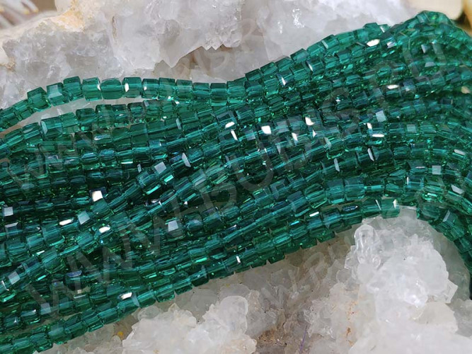 (ОПТ) Бусина кристалл гранёный Кубик 2,5*2,5*2мм изумрудный прозрачный (имитация Сваровски) (НИТЬ)