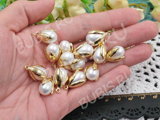 Подвеска Цветочек с "жемчугом" 20,5*11,5*11,5мм светлое золото и белый жемчужный (LUX Китай) (сплав и стекло)