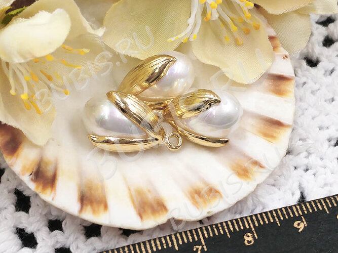 Подвеска Цветочек с "жемчугом" 20,5*11,5*11,5мм светлое золото и белый жемчужный (LUX Китай) (сплав и стекло)