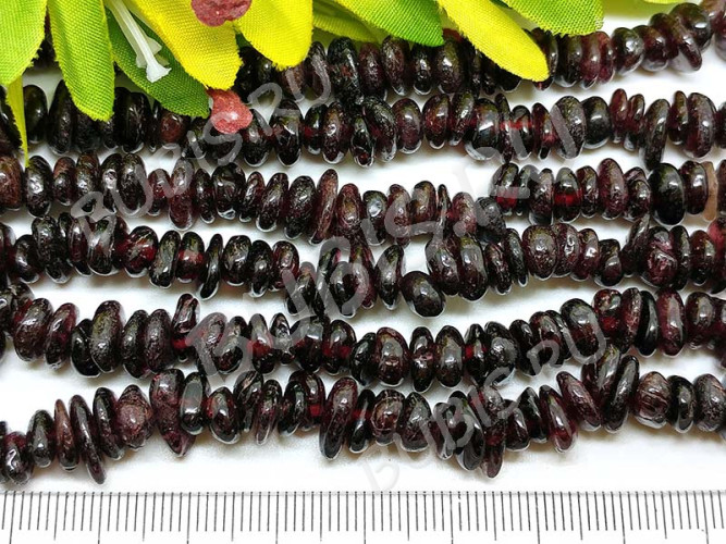 Крошка (галтовка) каменная 223 5-8мм Гранат натуральный красный (камни) (нить 53-56см)