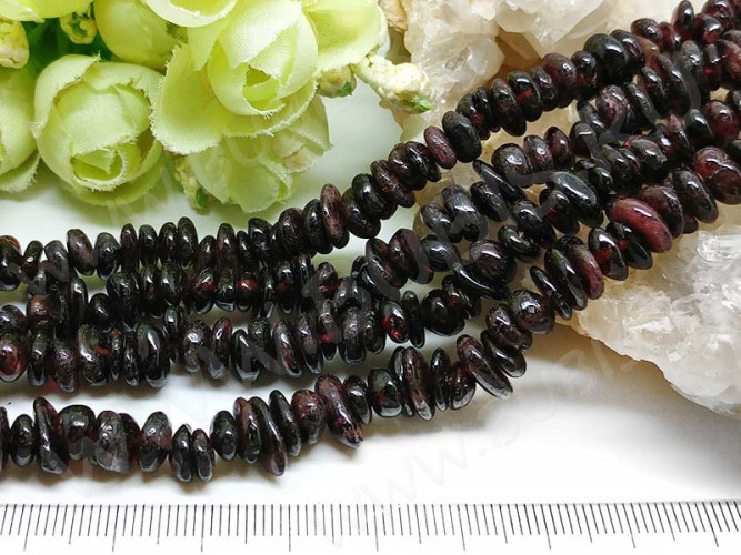 Крошка (галтовка) каменная 223 5-8мм Гранат натуральный красный (камни) (нить 53-56см)