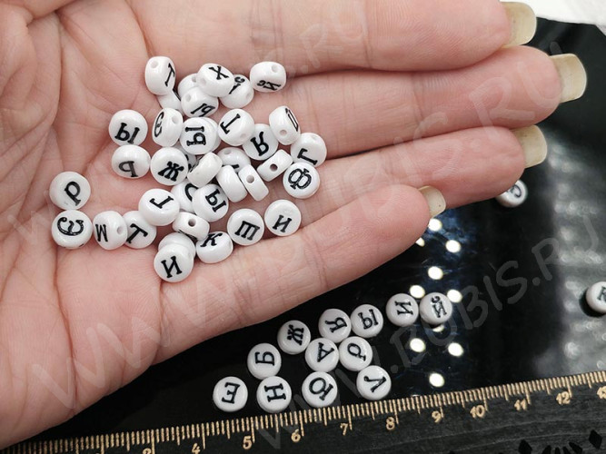 (ОПТ) Бусина таблетка 7*7*4мм с русскими буквами МИКС бело-чёрная непрозрачная (акрил) (200шт)