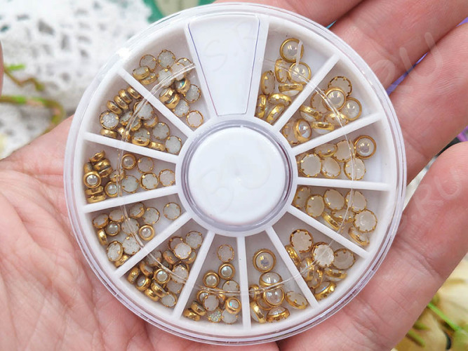 Наполнение для смолы и бутылочек 090 Полубусины жемчужные 3-4мм*1-2мм в золотистой оправе МИКС в контейнере (декор)