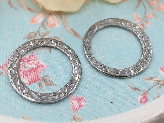 Кольцо декоративное 32 с узором 15*15*0,8мм цвет платины (Хирургическая ювелирная сталь)