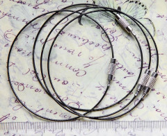 Основа (заготовка) для браслета №13 чокерная с винтовым замочком 19см (диаметр 6,5см) чёрная (сталь+пластиковое покрытие)