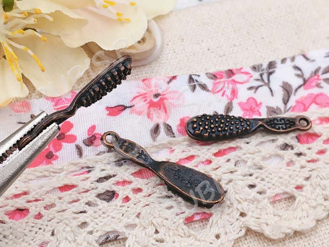 Подвеска Расчёска 01 3D щётка 27*6*3,5мм античная медь (литьё)