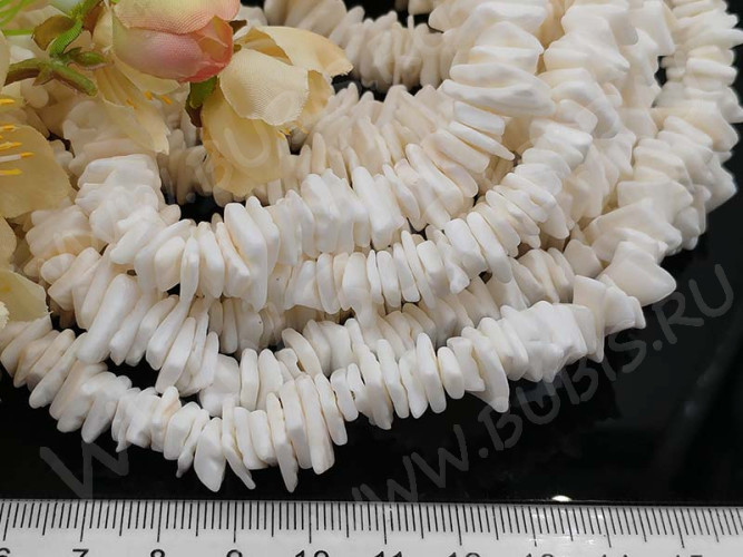 (ОПТ) Ракушка 10 крошка пластинки примерно 8-12*2мм белая молочная (перламутр и ракушки) (НИТЬ 20-21см)