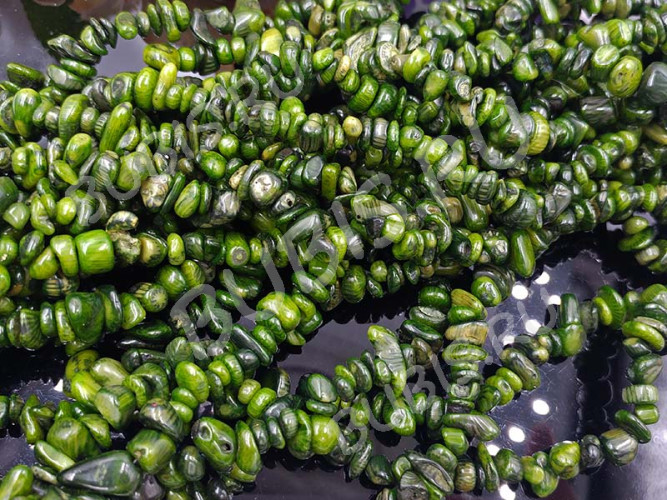 Крошка (галтовка) каменная 214 5-9мм Коралл т.зелёный натуральный тонир. (камни) (нить 43-45см)