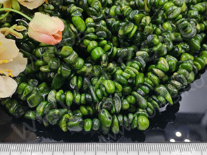 Крошка (галтовка) каменная 214 5-9мм Коралл т.зелёный натуральный тонир. (камни) (нить 43-45см)