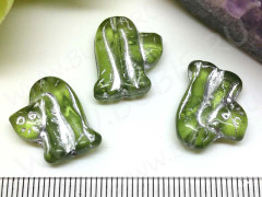 (СКИДКИ!!!) Бусина Кошка 3D 17*14*6мм зелёная с серебристым рисунком (Чешское стекло) (10шт.)