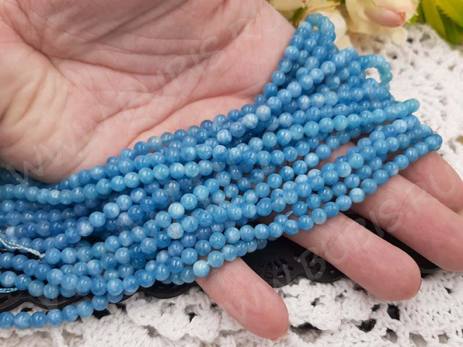 (ОПТ) Бусина округлая ГЛАДКАЯ 4мм Кварцит т.голубой (имитация Аквамарина) (камни) (НИТЬ)