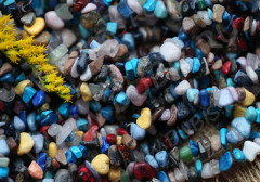 Крошка (галтовка) каменная 085 5-9мм Микс №01 яркий непрозрачно-полупрозрачный (камни) (нить прим.45см)