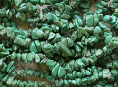 Крошка (галтовка) каменная 047 5-9мм Говлит бирюзово-зелёный (камни) (нить с замком прим.45см)