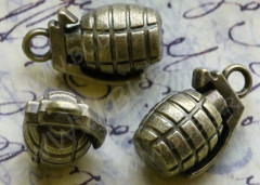 Подвеска Граната 01 3D 22*13*11,5мм античная бронза (литьё)