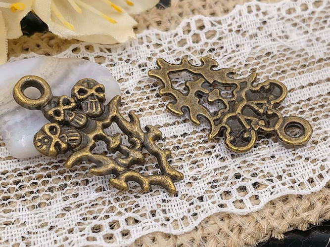 Подвеска 3 черепа 02 28*15,5*2мм античная бронза (литьё)