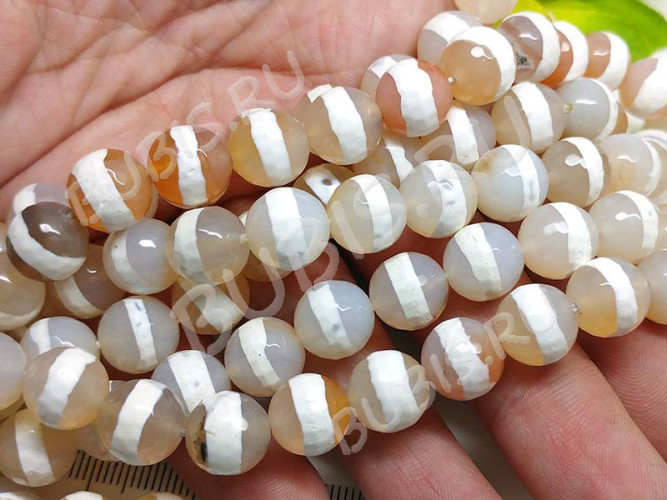 (ОПТ) Бусина округлая ГРАНЁНАЯ 10мм Агат Тибетский с полоской бежево-белый (камни) (НИТЬ)