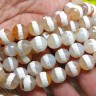 Купить (ОПТ) Бусина округлая ГРАНЁНАЯ 10мм Агат Тибетский с полоской бежево-белый (камни) (НИТЬ) с доставкой по России