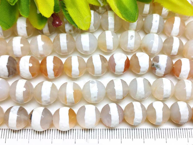 (ОПТ) Бусина округлая ГРАНЁНАЯ 10мм Агат Тибетский с полоской бежево-белый (камни) (НИТЬ)