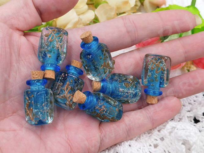 Бутылочка 19 с пробкой Флакончик со светонакопительным песком 0,5мл 29*16*13мм т.голубая (Lampwork)