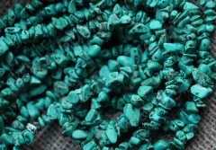 Крошка (галтовка) каменная 083 5-9мм Говлит бирюзовый (камни) (нить прим.45см)
