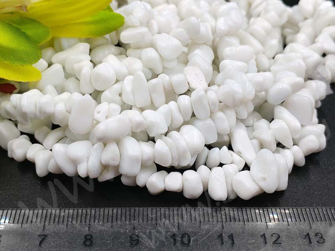 Крошка (галтовка) каменная 018 4-9мм Агат белый имит. (камни) (нить 43-45см)