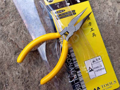 Тонкогубцы 25 (утконосы короткие) без бороздок 125мм на блистере с жёлтыми ручками (инструменты для бижутерии)