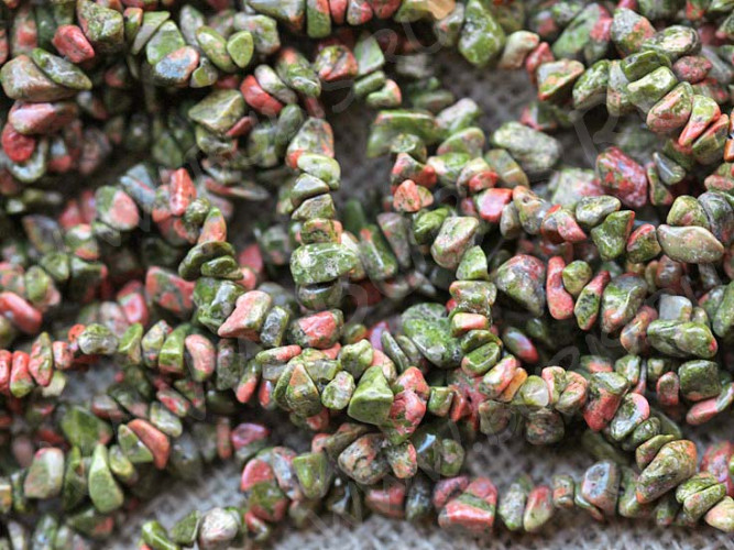 Крошка (галтовка) каменная 069 5-9мм Унакит (камни) (нить с замком прим.45см)