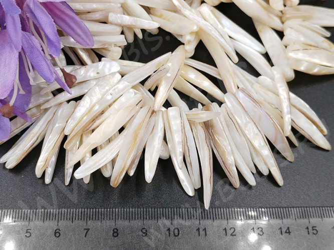 (ОПТ) Бусина каменная Клык 17 20-35*3-5*3-4мм Перламутр белый (камни) (перламутр и ракушки) (НИТЬ)