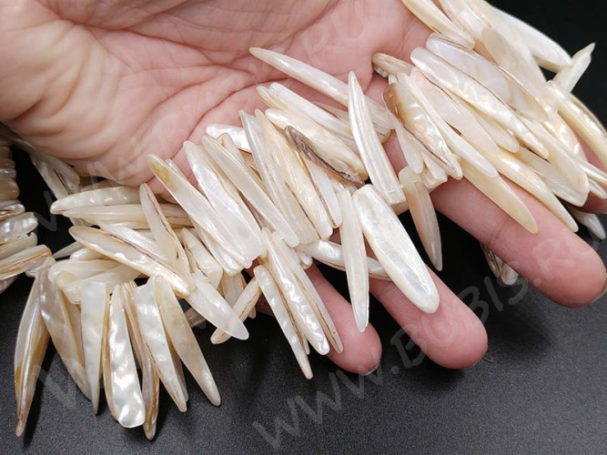 (ОПТ) Бусина каменная Клык 17 20-35*3-5*3-4мм Перламутр белый (камни) (перламутр и ракушки) (НИТЬ)