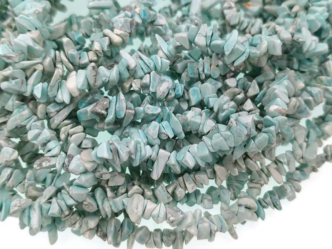 Крошка (галтовка) каменная 200 3-7мм Говлит тонированный св.голубой (камни) (длинная нить 80-84см)