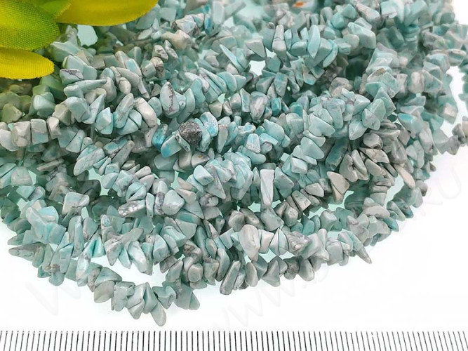 Крошка (галтовка) каменная 200 3-7мм Говлит тонированный св.голубой (камни) (длинная нить 80-84см)