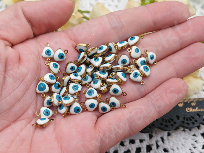 356 Коннектор треугольный с эмалью Кузмунчок 11*6,5*3,5мм белый и золотистый (Brass и эмаль)