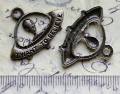 Подвеска Пришелец 01 в летающей тарелке 30*22,4*2,1мм античная бронза (литьё)