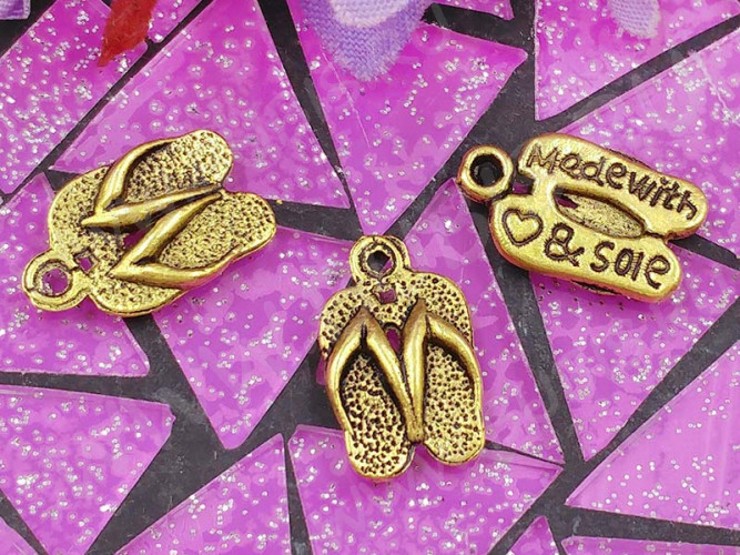 Подвеска Сланцы 02 "Made with..." 15*9*2мм античное золото (литьё)