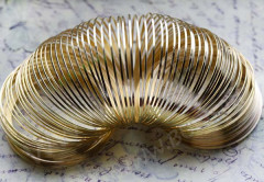 Мемори проволока - пружина - основа для браслета плоская 55*1,2*0,5мм золотистая (10 витков)