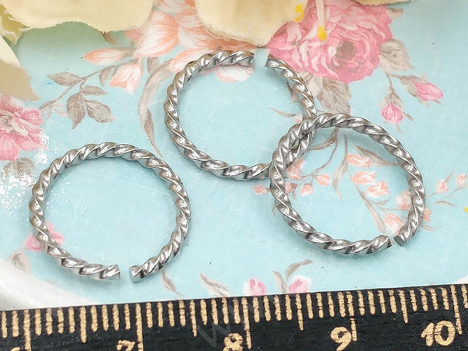 Кольцо декоративное 26 витое разъёмное 15*15*1,4мм цвет платины (Хирургическая сталь)