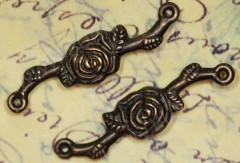 091 Коннектор двусторонний с розой 33,5*8,5*5,5мм античная бронза (литьё)